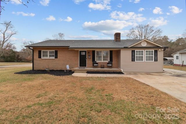 ranch-style house featuring a front yard