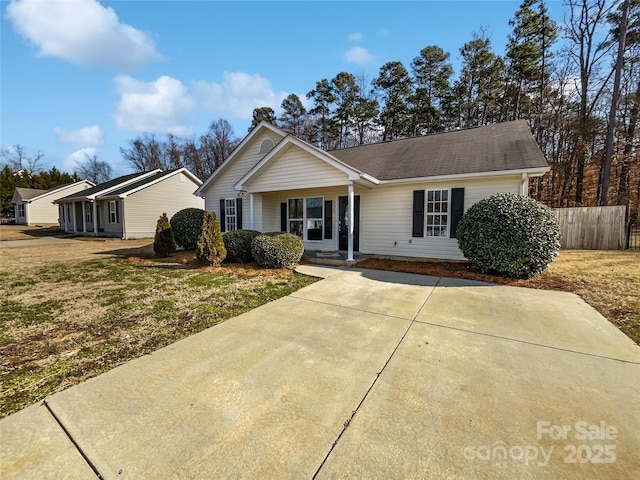 single story home with a front yard