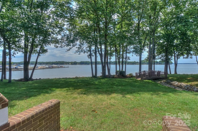 view of yard featuring a water view