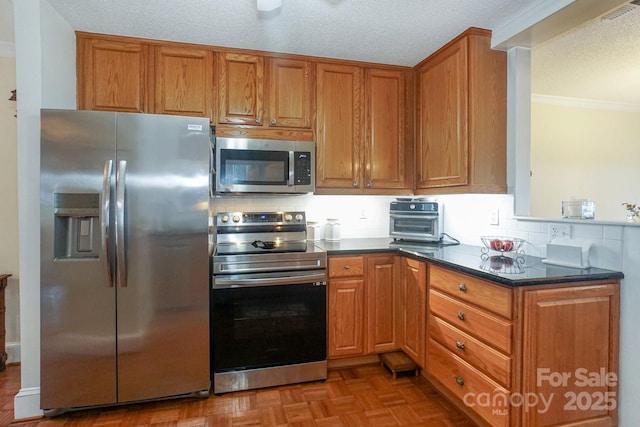 405 NW Dr, Davidson, NC 28036 - kitchen with crown molding, stainless steel appliances, tasteful backsplash, a textured ceiling, and light parquet flooring