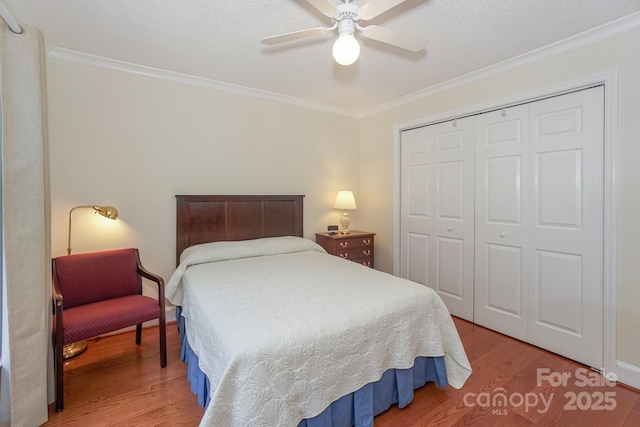 405 NW Dr, Davidson, NC 28036 - bedroom featuring crown molding, wood-type flooring, and a closet