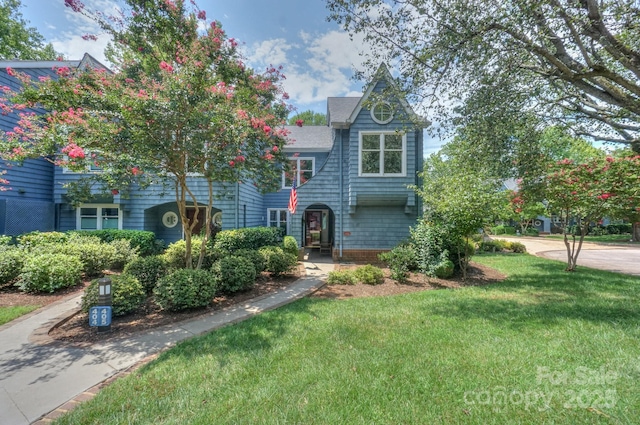 405 NW Dr, Davidson, NC 28036 - victorian house with a front lawn