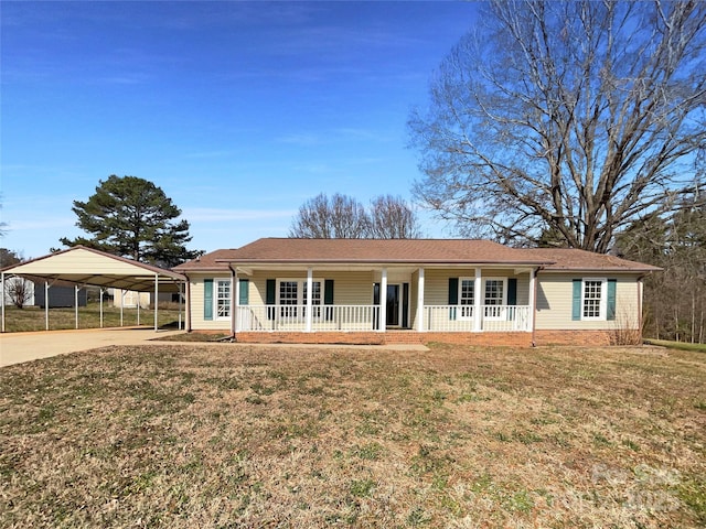 view of front of property featuring a carport, covered porch, and a front lawn