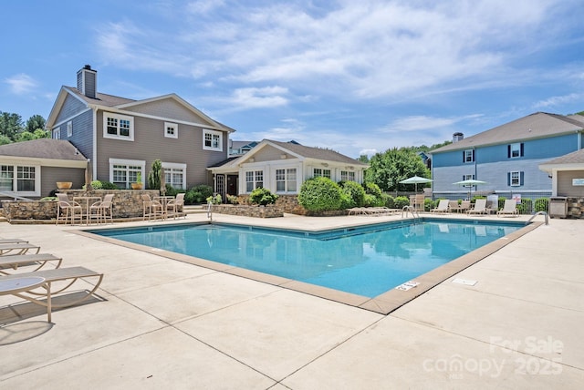 view of swimming pool featuring a patio