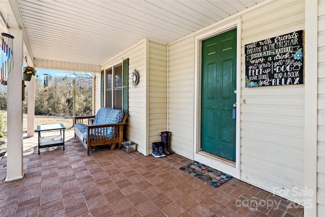 property entrance with covered porch