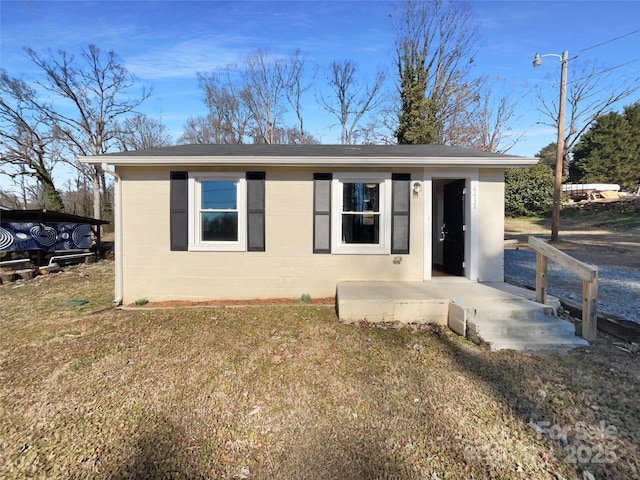 view of front of property with a front lawn