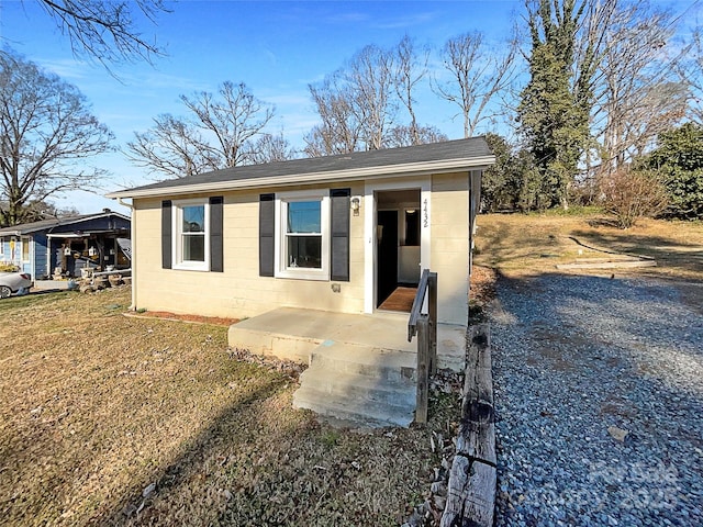 single story home featuring a front lawn