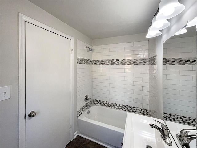 bathroom featuring tiled shower / bath combo