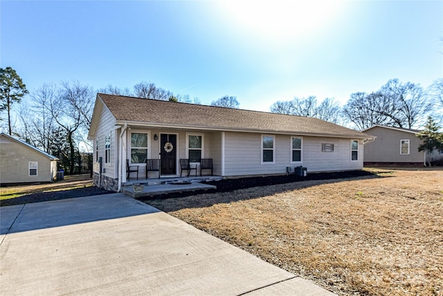 single story home with a porch