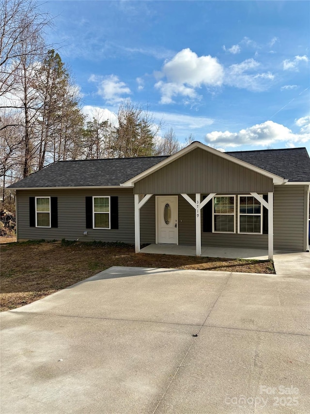 ranch-style home with a porch