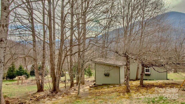 view of yard with an outbuilding