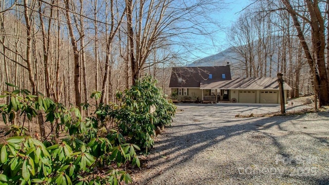 view of front of house featuring gravel driveway and an attached garage