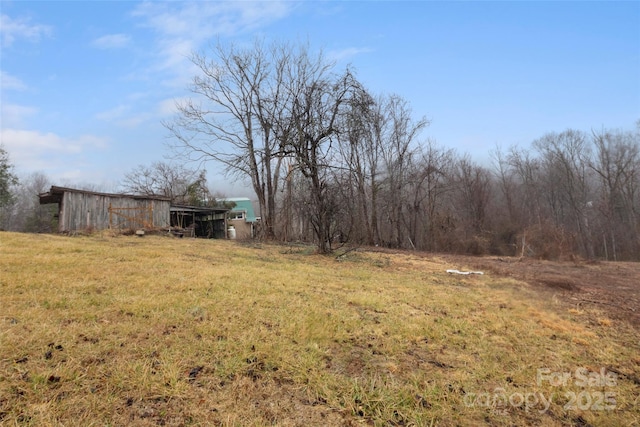 view of yard featuring an outbuilding