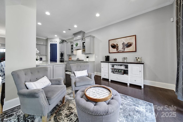 living room featuring dark wood-type flooring, recessed lighting, crown molding, and baseboards