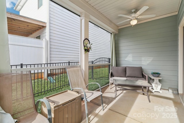 sunroom with ceiling fan