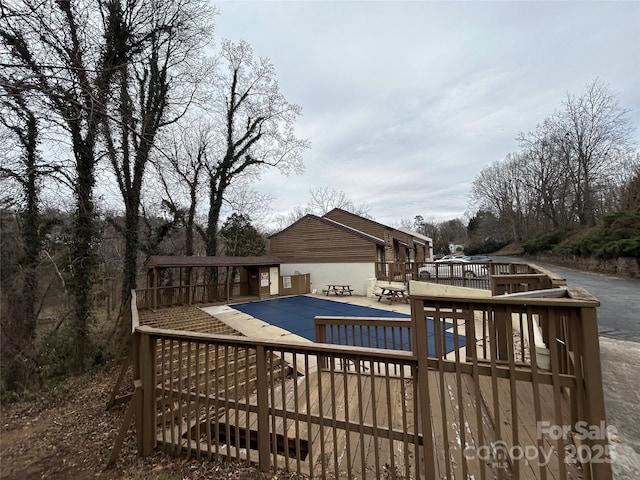 view of swimming pool