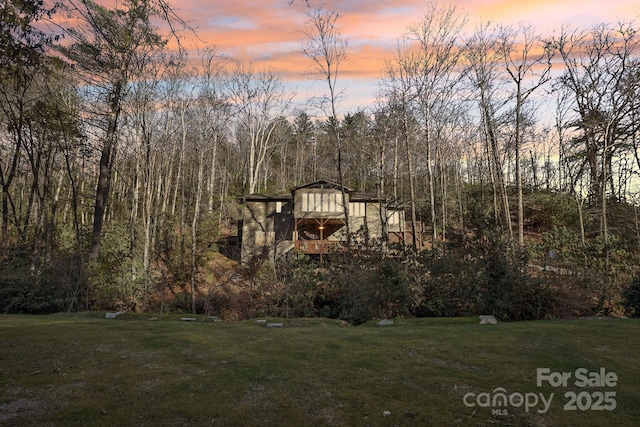 view of yard at dusk