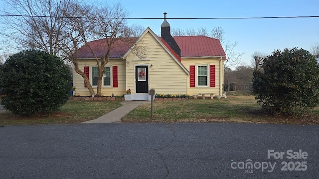 view of front of home with a front yard