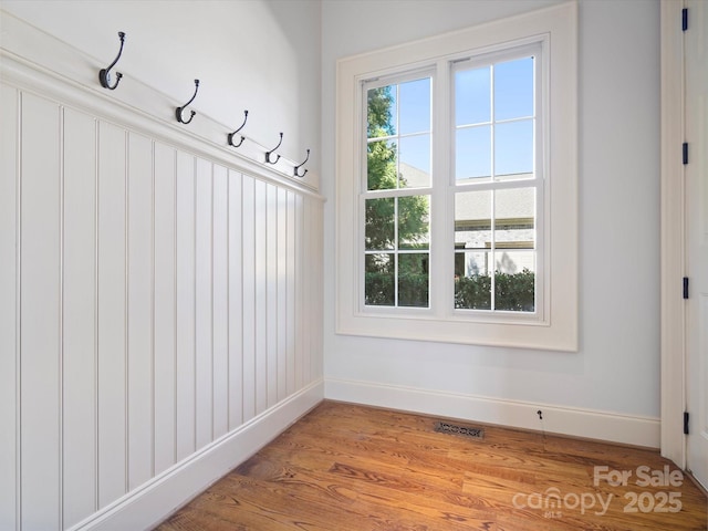 mudroom featuring visible vents, light wood-style flooring, and baseboards