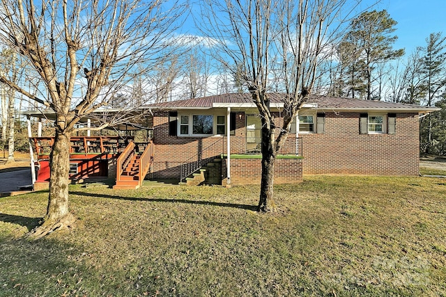 view of front facade with a front yard