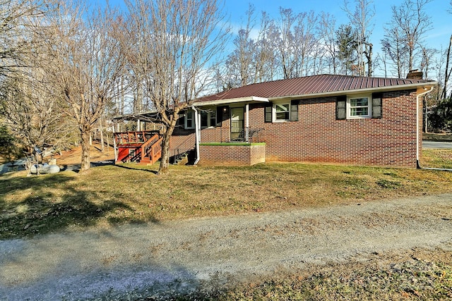 view of front of property featuring a front lawn