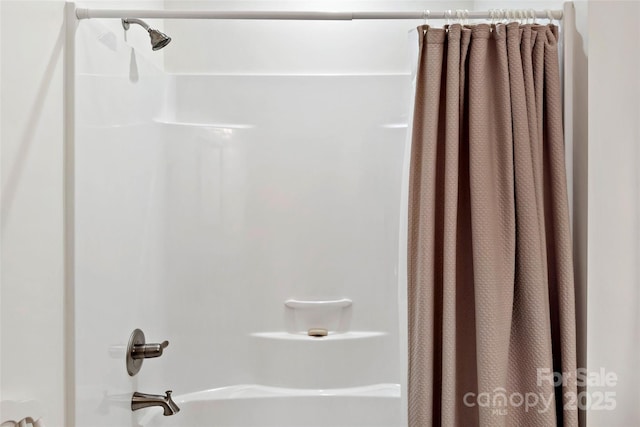 bathroom with shower / tub combo