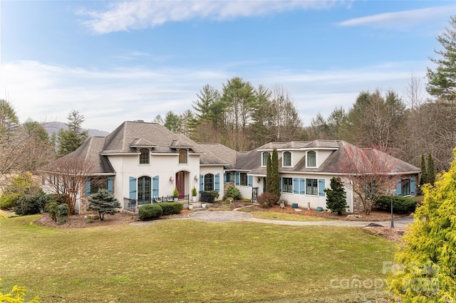 view of front of property featuring a front lawn