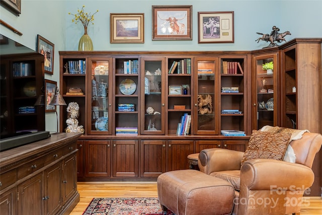 living area with light hardwood / wood-style flooring