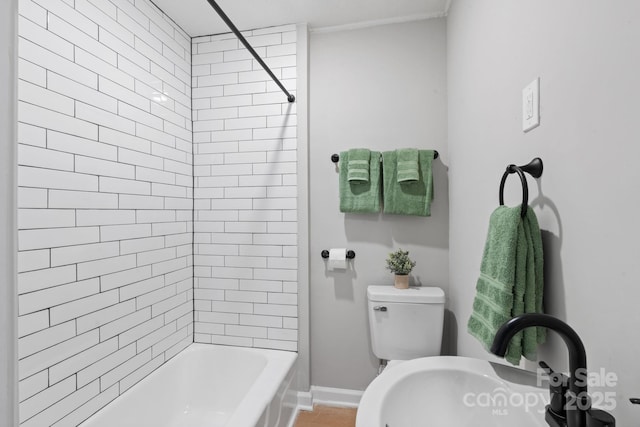 bathroom with tiled shower / bath and toilet