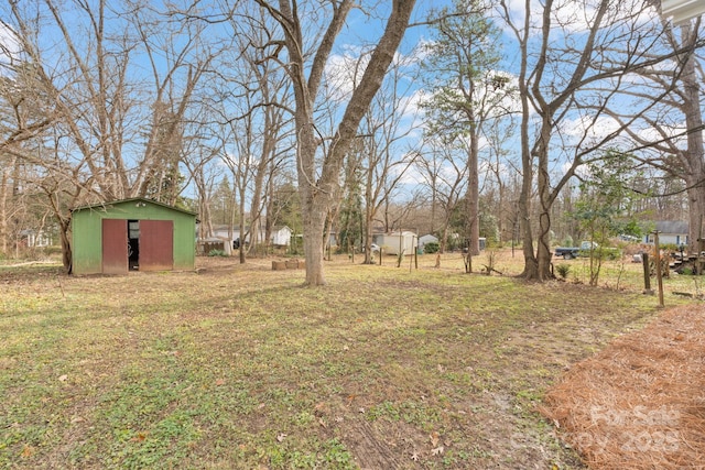 view of yard with a storage shed