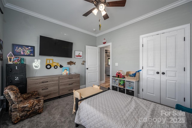 bedroom with a closet, dark carpet, crown molding, and ceiling fan