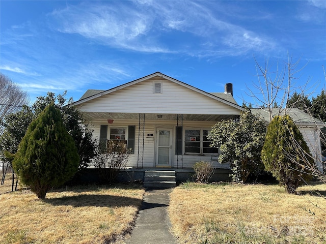 view of front of property featuring a front lawn and a porch