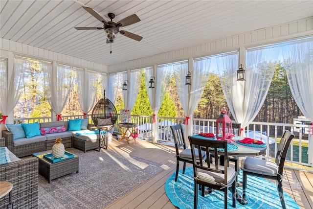 sunroom featuring a ceiling fan