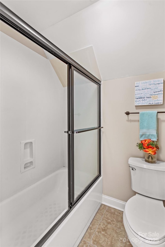 full bathroom with toilet, baseboards, bath / shower combo with glass door, and lofted ceiling