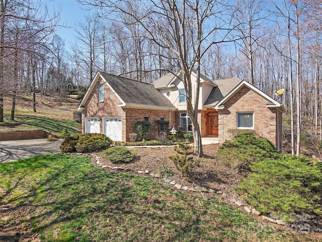 view of front of house featuring brick siding, a shingled roof, and a front lawn