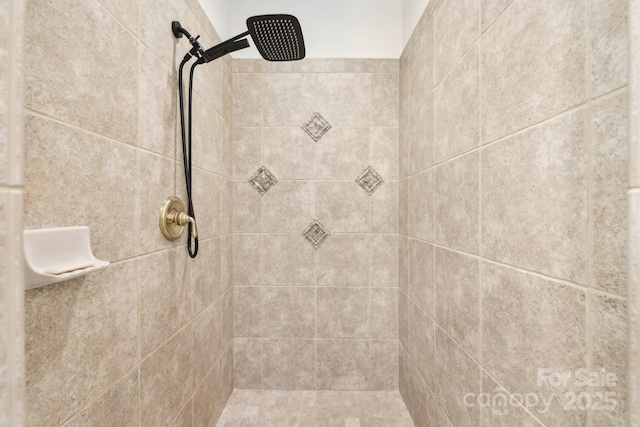 bathroom featuring a tile shower