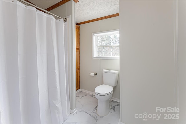 bathroom featuring a shower with curtain, toilet, and a textured ceiling