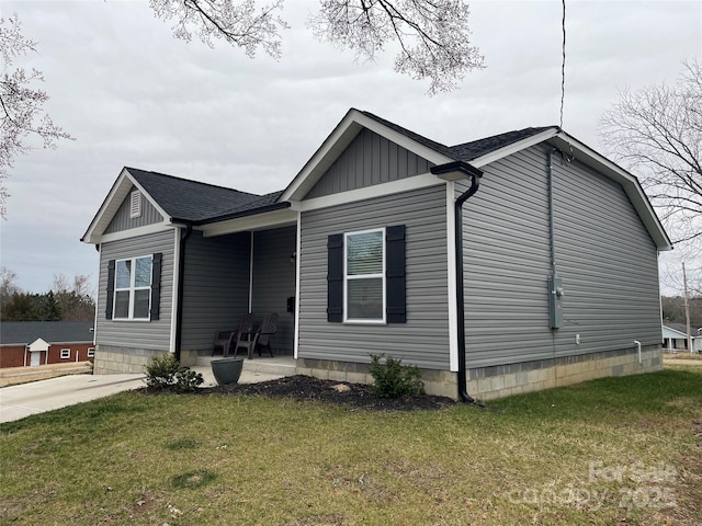 view of front of home with a front yard and a patio area