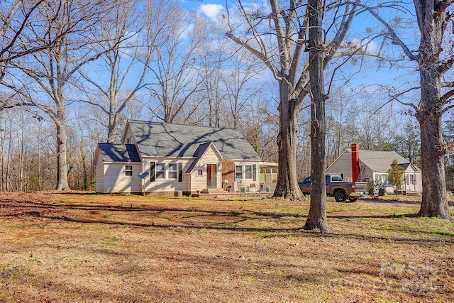 view of front of home featuring a front lawn