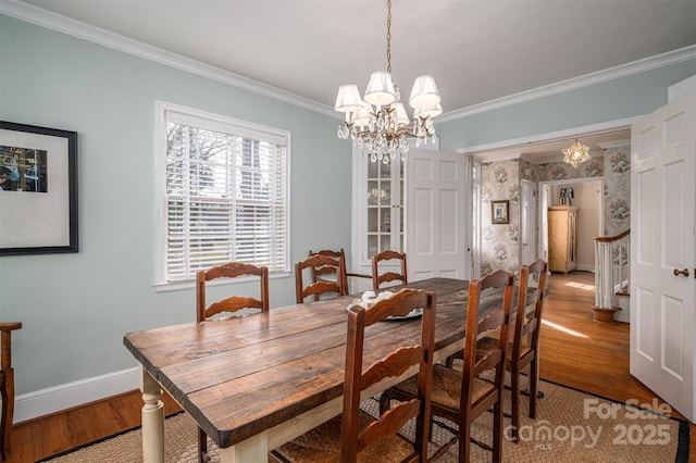 dining room featuring ornamental molding, light hardwood / wood-style floors, and a chandelier