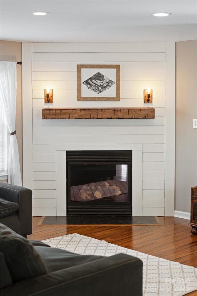 room details featuring wood finished floors, a fireplace with flush hearth, and recessed lighting