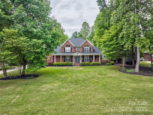 colonial home featuring a front yard