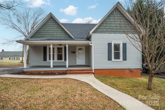 view of front facade featuring a porch and a front yard