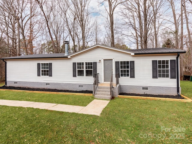 manufactured / mobile home with a front yard