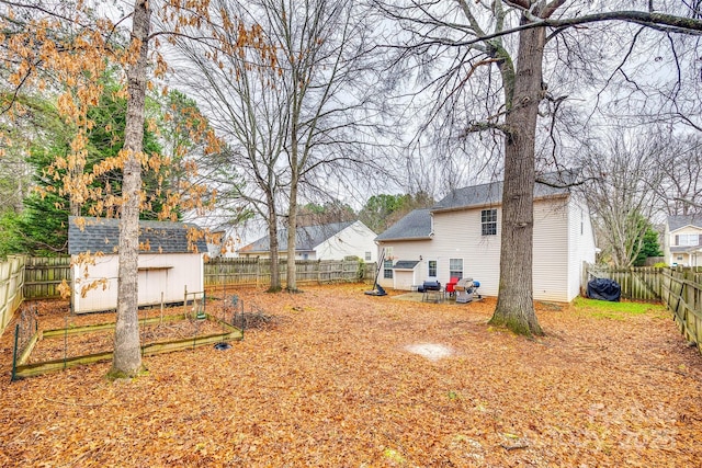 view of yard featuring a storage unit