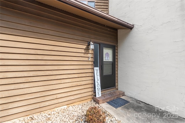 view of exterior entry with stucco siding