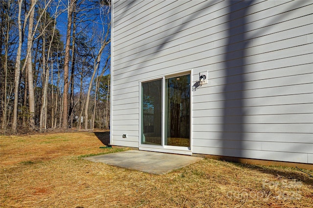 back of house featuring a lawn