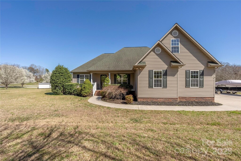 view of front of home with a front lawn