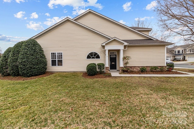 view of front of property featuring a front lawn