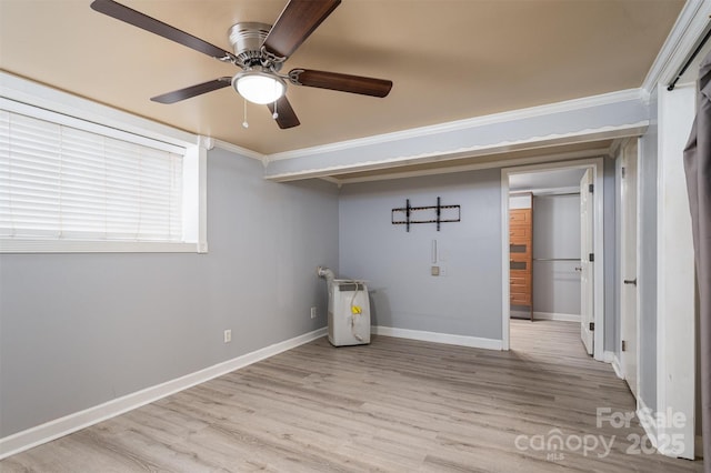 washroom featuring crown molding, ceiling fan, and light hardwood / wood-style floors